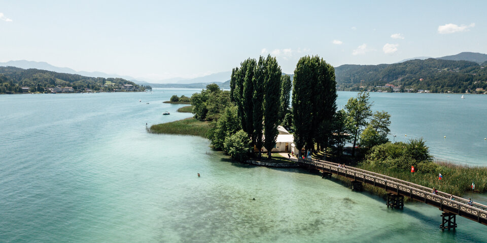 <p>NAMASTE AM SEE Yoga-Festival Location: Drohnenfoto von der Blumeninsel in Pörtschach am Wörthersee</p>